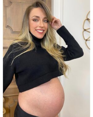 Anna Simon Instagram - Ya queda menos… 😊
#babyiscoming