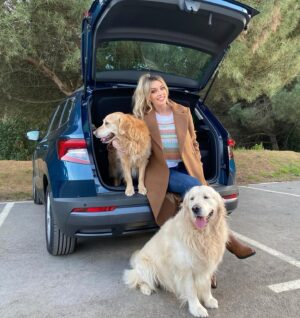 Anna Simon Instagram - En cuanto termine el confinamiento comarcal, tú y yo vamos a hacer muchos kilómetros, coleguita. En #autorenting de @bancosabadell tienen a tu disposición muchísimos modelos y marcas para que escojas el coche que mejor se adapte a tus necesidades. ¡Yo no me lo pensaría!