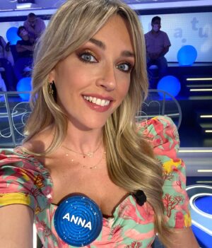 Anna Simon Instagram - Hoy ha sido mi último día en @pasapalabra 🎉
Gracias @robertolealg por ser como eres, por tus palabras y por hacernos sentir como en casa. ¡Eres GRANDE! ♥️ 
¡Ah!, y gracias también porque ahora puedo usar frases como: ¡Anda, mira a ese escañeto comiendo pancit! 😜🐻🍜