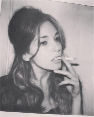 Anna Simon Instagram - Hoy es el #DíaMundialSinTabaco y yo celebro que hace 2 años y 5 meses que dejé de fumar. Desde el 1 de enero de 2019 soy LIBRE! 
No negaré que ha sido duro y que, en más de una ocasión, hubiera matado por un cigarro pero, por suerte, me he mantenido firme en mi determinación. Aunque nunca estuve del todo de acuerdo con Allen Carr y su famoso “es fácil dejar de fumar si sabes cómo”, sí creo firmemente que “es totalmente posible dejar de fumar si realmente lo quieres”. Si yo puedo, tu también! Vamoooossss!!! 🚫🚬
