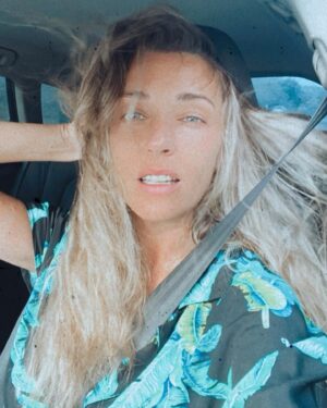 Anna Simon Instagram - Cuando te aburres en el coche (de copi) y te echas unas fotitos con un pelín de filtro (casi ná 🤫).
Gracias a todos los que me mandasteis mensajes ayer felicitándome el santo! 😇