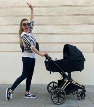Anna Simon Instagram - Aina ya tiene más de 7 meses y se mantiene sentada así que, aunque hemos apurado al máximo, ha llegado el momento de decirle adiós al capazo del #CybexPriam y dar la bienvenida a la silla de paseo. No sabéis la penita que me da, crece taaaaan rápido… 🥺 ¡La de kilómetros que hemos hecho con este capazo y lo cómoda que ha ido siempre mi peque! Volvería a elegir #Cybex 1000 veces más. 
@cybex_global 
¡Que tengáis un fin de semana de 10! ♥️