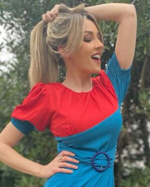 Anna Simon Instagram - Cuando hace sol, te pones un vestidazo de @urbanvicart y te vienes arriba con las fotos 😜😜😜