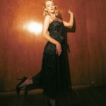 AnnaSophia Robb Instagram - A wee bit late @vanityfair @vfvanities ! One of the many magical aspects of this industry, are the friendships made along the way. Sometimes you find yourself running into old friends (hi @baileemadison ) who I haven’t seen for FOREVER. Others, are friends you get to walk hand in hand with daily, heyyy @russellmuslce . Some are new friends you become obsessed with @annabaryshnikov . Or cherished friends you see infrequently, but when you do your heart lights up @lnicholson @thomasin.mckenzie . I find strength and solace in the friendships & community we cultivate as we champion one another in this wacky and wonderful bizznass. Grateful to be alongside y’all (and those not in the photos)!