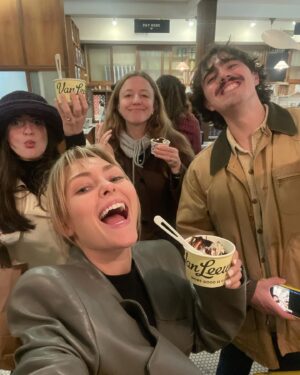 AnnaSophia Robb Instagram - 🏧