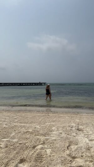 Anna Todd Instagram - the calmest of calm ☀️👙🐚

what brings you calm and peace?