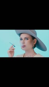 Anna Tsukanova-Kott Instagram - Ешь Искусство! 🐸 В группах созависимых популярен один анекдот: «Вы слышали о той женщине, что поцеловала лягушку? Она надеялась, что Лягушка превратится в принца. Но Лягушка не превратилась. Зато сама женщина тоже превратилась в лягушку». ⠀ Если мы не разберемся со своими созависимыми характеристиками, велика вероятность, что мы будем продолжать тянуться к лягушкам и целовать их. Даже если мы разберёмся со своими характеристиками, нас все равно может тянуть к лягушкам, но мы можем хотя бы научиться не прыгать в пруд вместе с ними». ⠀ Эта Цитата Из книги Мелоди Битти «Спасать или спасаться», которая вдохновила меня создать это видео. ⠀ Саундтрек: Spell On You - Jake Warre Dana Kelson ⠀ Режиссёр / актриса: @anna_tsukanova_kott Голос: @mikhail.gorevoy ⠀ Операторы: @rozhdenevsky_films ⠀ Монтаж: @rozhdenevsky_fims @anna_tsukanova_kott ⠀ Цветокоррекция: @amborjo ⠀ Стилист: @egiazaryan.gaya ⠀ Визажист и стилист по волосам: @kristinapapuk ⠀ Художник-постановщик: @gulyants ⠀ Декоратор: @ulyarubens ⠀ Координатор: @vasilyeva_a_a ⠀ Украшения: @selfish_shop ⠀ Шляпа: @liagureeva ⠀ Платье: @masterpeace.masterpeace ⠀ Микроволновка: @hb_happybaby #ешьискусство #аннацукановакотт #созависимость #видеоарт #foodporn