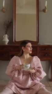 Anna Tsukanova-Kott Instagram - История одной куклы 🎀 Бывают такие ролики, которые сами себя снимают. Просто случайным стечением обстоятельств, в ретроградный меркурий, когда нельзя назначать ничего нового😏, я встретилась с 3 не знакомыми мне людьми в новой студии и за пару часов без подготовки мы сняли этот Арт! 🎥 Мы здесь смешали фильм «poor things» мейк с показа maison margiela немножко Барби история игрушек. Еще недавно было ДР Курта Кобейна, который прославил песню «My girl”, а Аня Чиповская так красиво ее перепела! 🖤 Еще, для меня это видео про то, когда внутри что-то сломалось, оцепенело, когда тебя заклинило и ты не можешь нормально функционировать. Сломленный, и уже взрослый внутренний ребенок, с которым никто не играет и не общается давно. Камера @makovka.photo Монтаж @rozhdenevskaya Стиль @pollywhatsup MUA @mas_dar Song @chi_pa Актриса @anna_tsukanova_kott DRESS @dreamsisterjane #аннацукановакотт #ешьискусство #кукла #ролик #reels #тренды #красивоевидео #премьера #аннацукановакотт #тренд #весна #актриса #poorthings #doll #психология #кукла #instagram #like #mygirl #внутреннийребенок #история #арт #art #искусство #фильм #film #кино #курткобейн #монтаж #кукольныйдом #платье #мокрыймакияж