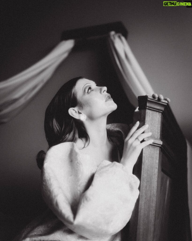 Anna Tsukanova-Kott Instagram - Какое фото вы бы поставили первым? PH @makovka.photo MUA @mas_dar STYLE @pollywhatsup #аннацукановакотт #актриса #чб #чернобелое #кукла #фотосессия #арт #модель #фотовстудии #фотосъемка