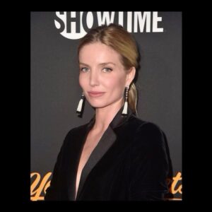 Annabelle Wallis Instagram - Thank you for having me @showtime @shoyellowjackets 

@giorgioarmani @cartier 
Make up and hair by moi in the car x