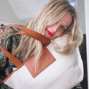 Annabelle Wallis Instagram - Thank you @demellierlondon for my “EARTH TOTE” in honor of #earthday. The word EARTH is subtly debossed on a contrasting leather piece at the front of the bag, evoking the cause it champions and supports protecting the environment by fighting plastic pollution through No More Plastic Foundation.

100% of the profits from the sale of the EARTH tote are donated to No More Plastic @nomoreplasticco 

@demellierlondon also have a permanent charity initiative A Bag, A Life, through which for every item sold DeMellier funds lifesaving vaccines and medical treatments aimed to save the life of a child in need

#sustainablefashion #conciousbrand 🙏🌎😍#notanad