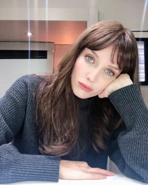 Annabelle Wallis Instagram - That’s a wrap on James Wan’s  @creepypuppet #MALIGNANT it’s been an absolute honor to work with all the incredible people involved. To say I’m excited for you to see this is an understatement!!! I have loved every moment of the journey. Especially my brown hair!! AUGUST 14 2020!! See you there  @atomicmonsterofficial @wbpictures @newlinecinema *p.s this was the best picture I had! Vanity first everyone!!! 😜🐆