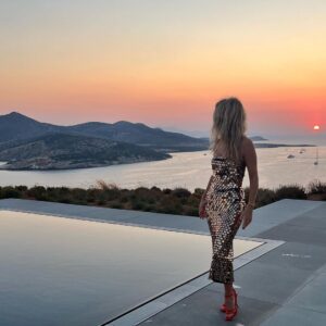 Annabelle Wallis Instagram - Thank you for the birthday love. I’m feeling a gratitude like no other ❤️

I am grateful for every single one of you humans out there. Be kind to each other. 

Endless love to you all. ❤️