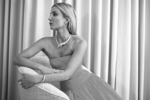 Annabelle Wallis Instagram - Because you needed even more photos of me. 🤦‍♀️

Thank you @lewismirrett for this photo. @cartier for my jewels ❤️

Thank you @themaybournebh for hosting me. What a treat it was to enjoy the space.