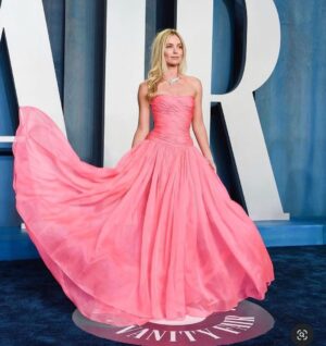 Annabelle Wallis Instagram - Thank you 
@vanityfair 
@cartier 
@celiakritharioti 

💗 @samanthamcmillen_stylist @clarissanya @monikablunder