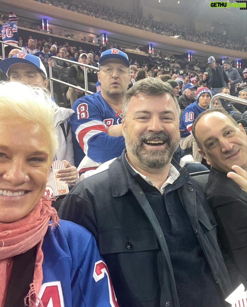 Anne Burrell Instagram - A great day for MY @nyrangers and a big fat “W”!!! I like to think I was the good luck charm!! #theclaxtons #lgr #ilovewhatido #luckygirl @nyrangers @thegarden @stuartclaxton