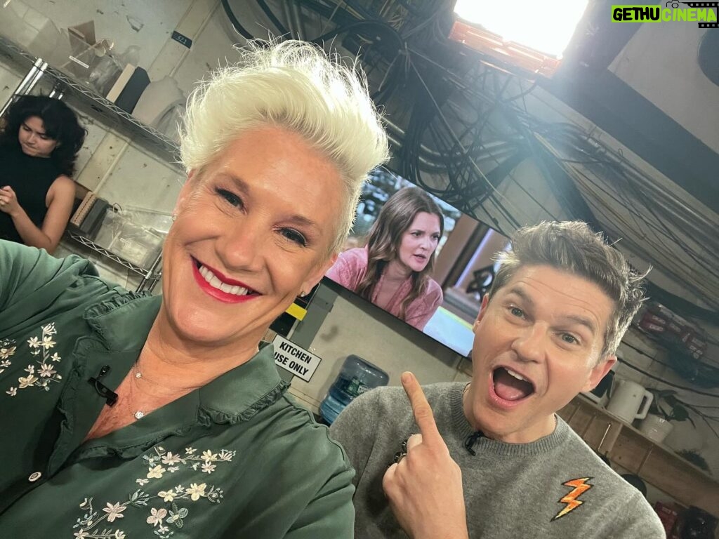 Anne Burrell Instagram - Check out the @thedrewbarrymoreshow today!! @dbelicious and I are whipping up some chocolate deliciousness!!! @drewbarrymore #luckygirl #ilovewhatido