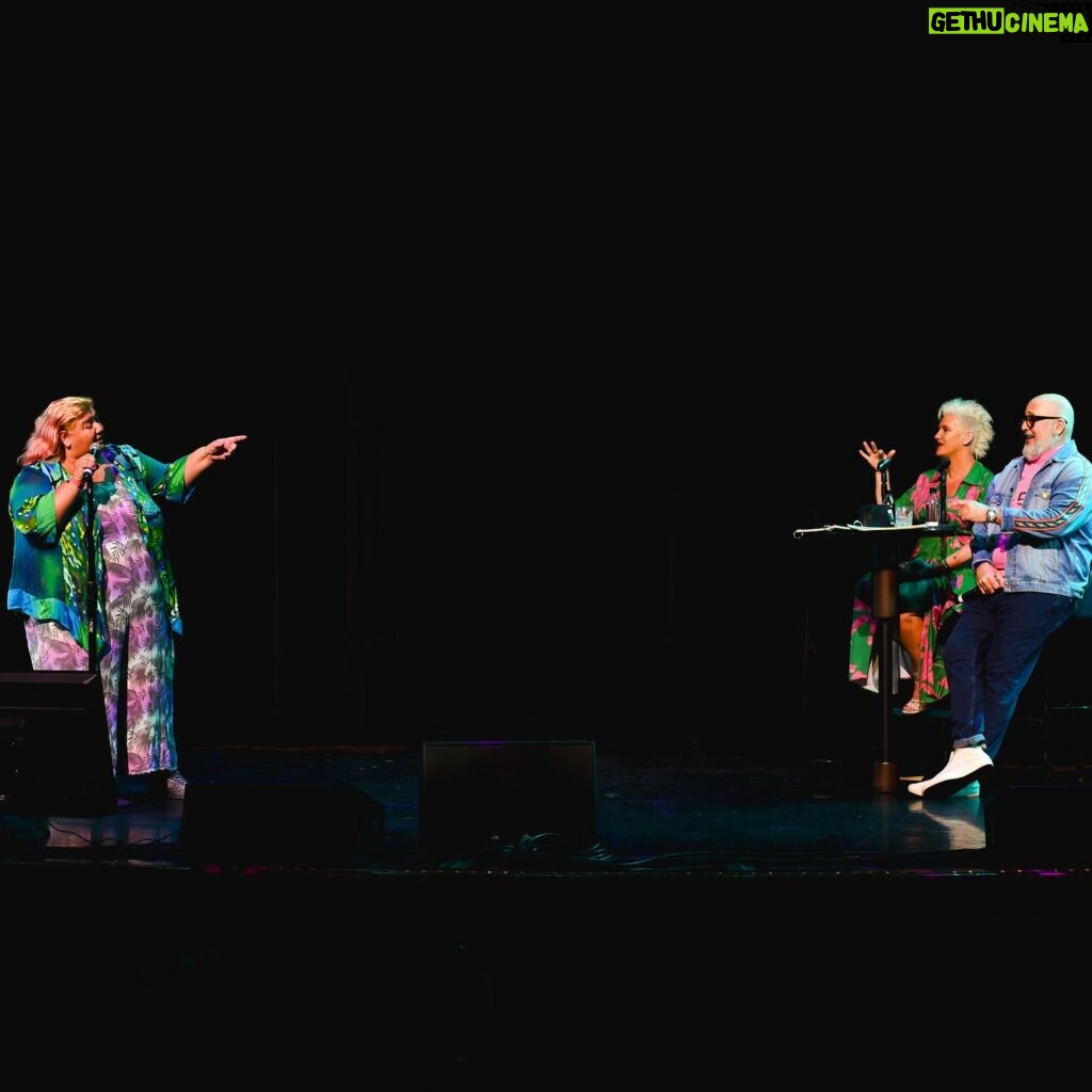 Anne Burrell Instagram - sang our hearts out with @chefaz & @chefanneburrell 🎤 #chefsmakingwaves 📸 : @tammyvega_