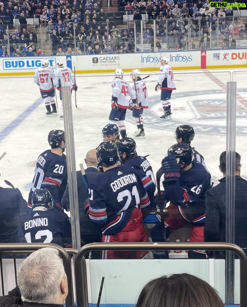 Anne Burrell Instagram - A great day for MY @nyrangers and a big fat “W”!!! I like to think I was the good luck charm!! #theclaxtons #lgr #ilovewhatido #luckygirl @nyrangers @thegarden @stuartclaxton