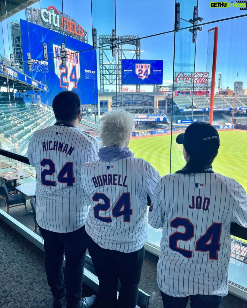 Anne Burrell Instagram - I am SUUUUUUPER psyched to announce #anneburrellsitalianeats debuting at Citi Field!!!! Check it on opening day and all summer!!! Section 102!!! Come by and check it out!!! #ilovewhatido #luckygirl