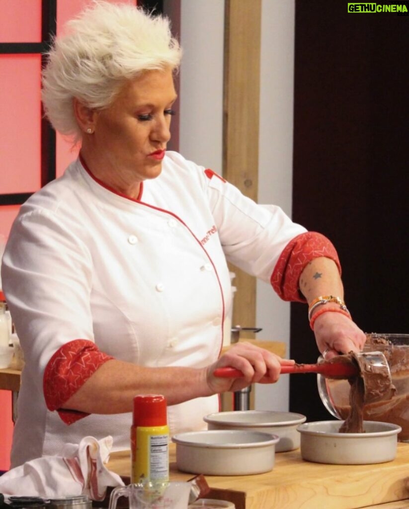 Anne Burrell Instagram - Saaaaa-WEEEEEEEET!!! It’s Sunday Funday and we are taking a walk into the sweet side of things on tonight’s new ep of #worstcooks !!! Set your dvr!!! #rockingredstars @foodnetwork @mastercheftd