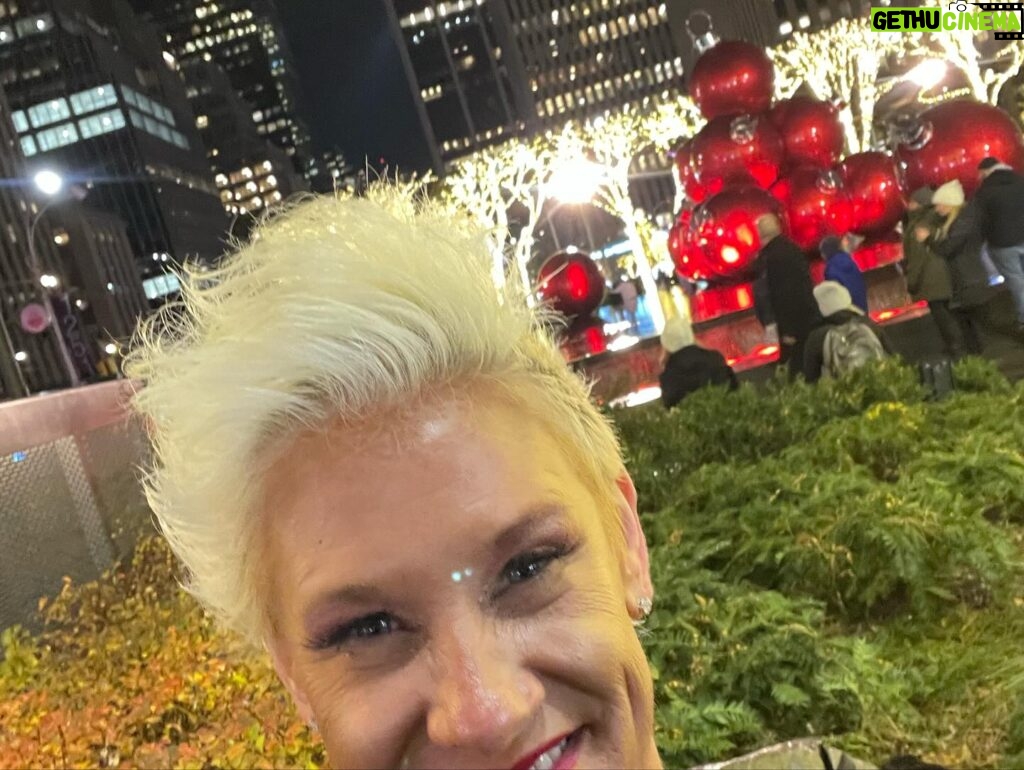 Anne Burrell Instagram - I LOVE NYC at Christmas time!!! Happy happy joy joy!!!🎄❤️ #ilovewhatido #spreadsomejoy