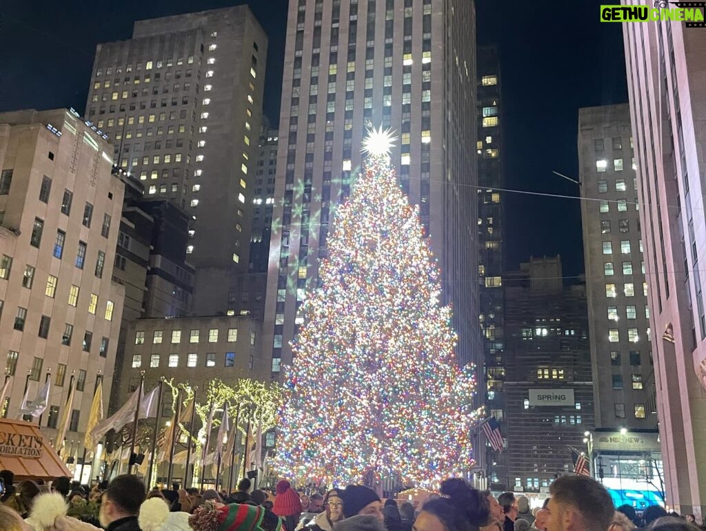 Anne Burrell Instagram - I LOVE NYC at Christmas time!!! Happy happy joy joy!!!🎄❤️ #ilovewhatido #spreadsomejoy