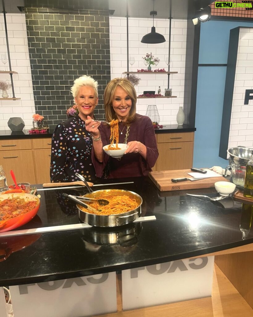 Anne Burrell Instagram - A SUUUUUUUUPER fun morning chatting and cooking with @rosannascotto on @gooddayny and @sara_gore and #worstcooks alum @msvfox on @newyorklivetv !!! #ilovewhatido #luckygirl