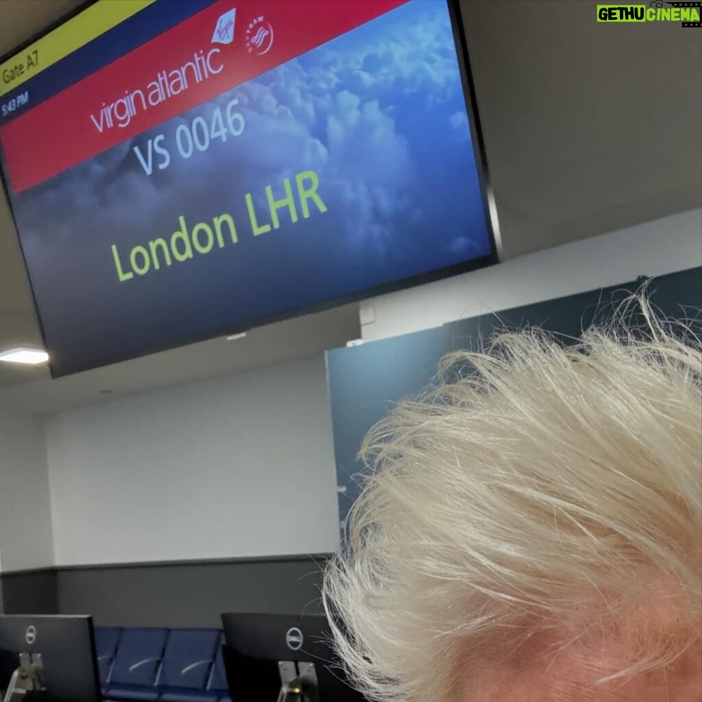 Anne Burrell Instagram - London called…and I answered!!! Taking a jump across the pond!!!🇬🇧❤️🔥☎️ #ilovewhatido #luckygirl