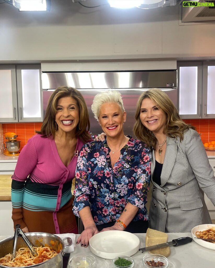 Anne Burrell Instagram - Gooooooood morning all you lovely people!!! I’m cooking and chatting with @hodakotb and @jennabhager this morning on @hodaandjenna Check us out! And have a great day!!@todayshow @todayfood #ilovewhatido #luckygirl