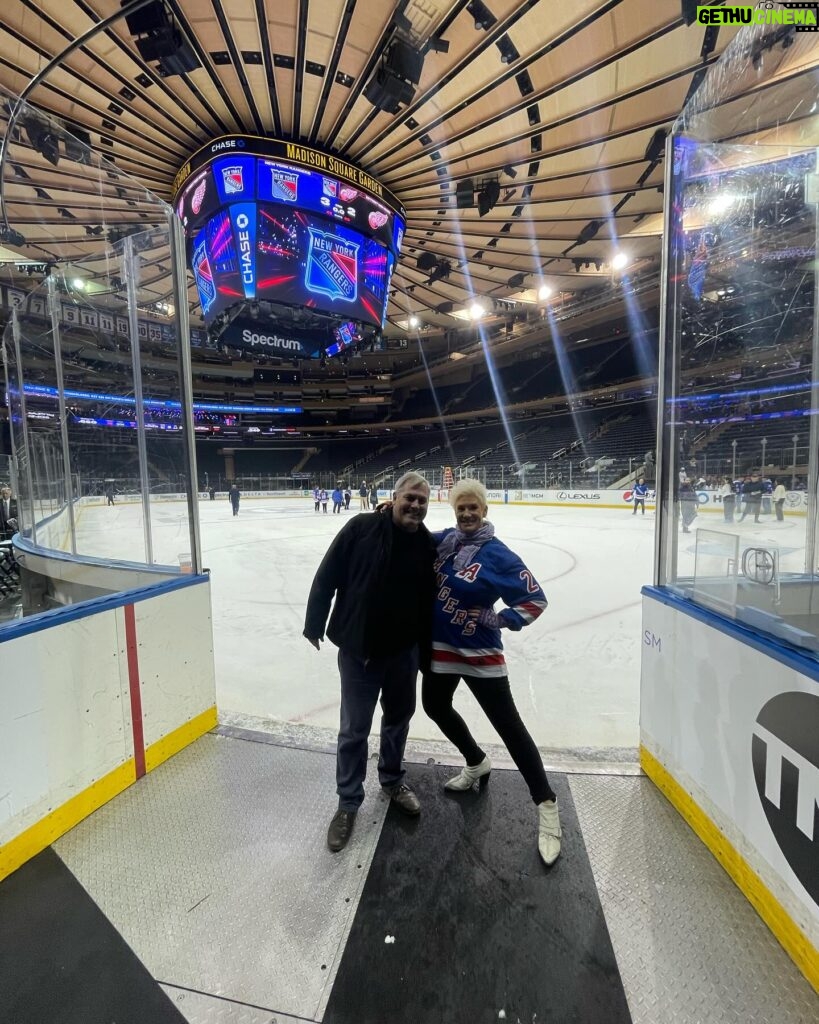 Anne Burrell Instagram - A STELLAR night @thegarden last night cheering on MY @nyrangers to another big FAT “W” thanks to @jimmyvesey26 !!! Thanks for the great pics @mfarsi!! @itsmetherealtc @sebastiancomedy @dominic.sessa #luckygirl #ilovewhatido