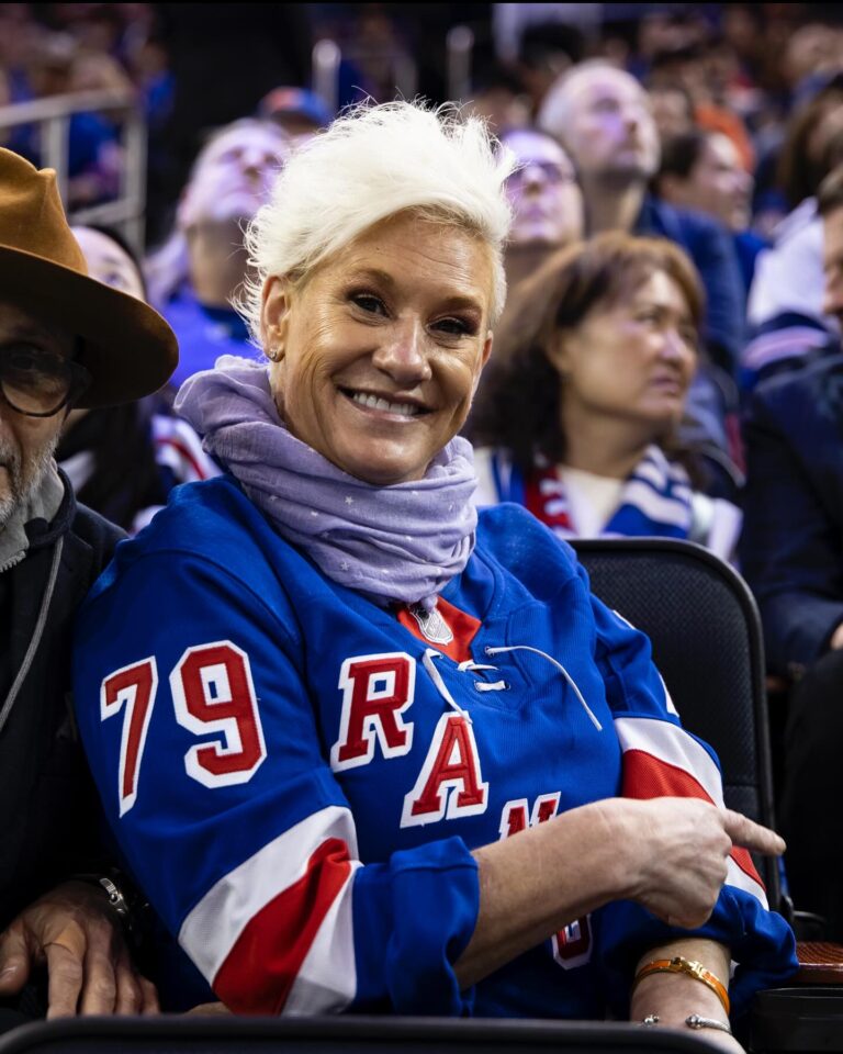 Anne Burrell Instagram - A STELLAR night @thegarden last night!!! MY @nyrangers win game 2!!! An AMAZING crew in the house!!! Thank you @mfarsi for the fantastic pics!!! #lgr #luckygirl #ilovewhatido