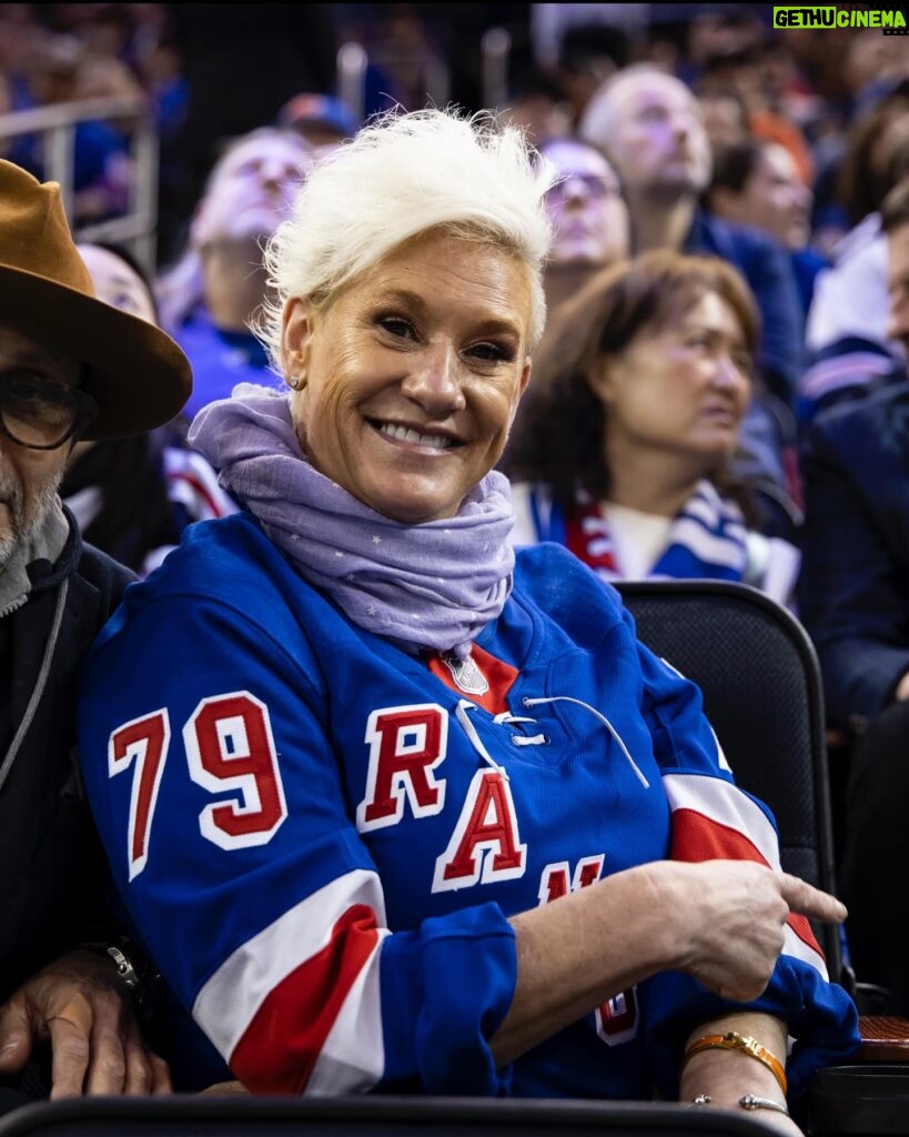 Anne Burrell Instagram - A STELLAR night @thegarden last night!!! MY @nyrangers win game 2!!! An AMAZING crew in the house!!! Thank you @mfarsi for the fantastic pics!!! #lgr #luckygirl #ilovewhatido