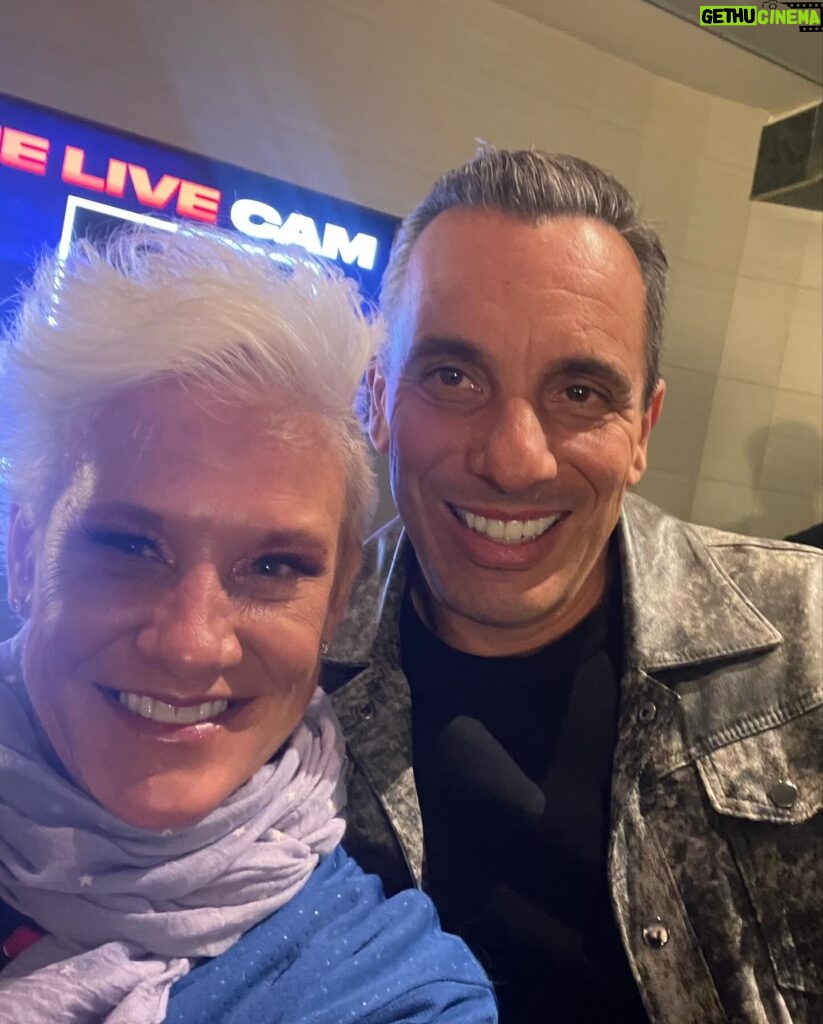 Anne Burrell Instagram - A STELLAR night @thegarden last night cheering on MY @nyrangers to another big FAT “W” thanks to @jimmyvesey26 !!! Thanks for the great pics @mfarsi!! @itsmetherealtc @sebastiancomedy @dominic.sessa #luckygirl #ilovewhatido