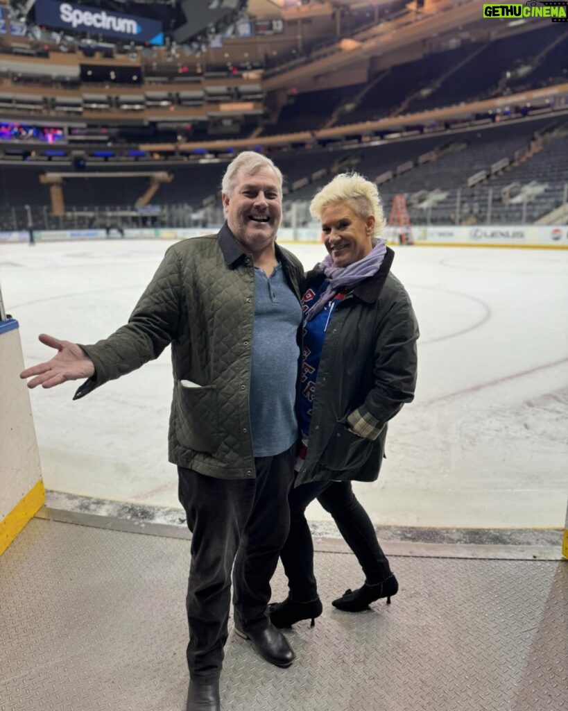 Anne Burrell Instagram - A STELLAR night @thegarden last night!!! MY @nyrangers win game 2!!! An AMAZING crew in the house!!! Thank you @mfarsi for the fantastic pics!!! #lgr #luckygirl #ilovewhatido