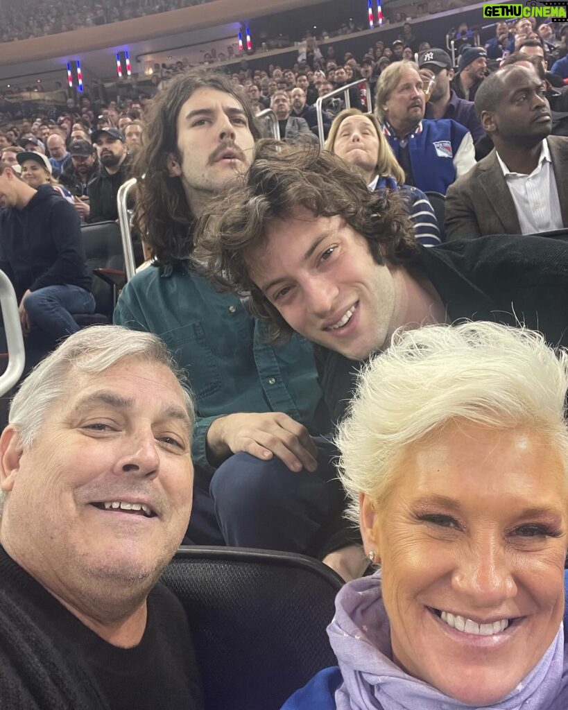 Anne Burrell Instagram - A STELLAR night @thegarden last night cheering on MY @nyrangers to another big FAT “W” thanks to @jimmyvesey26 !!! Thanks for the great pics @mfarsi!! @itsmetherealtc @sebastiancomedy @dominic.sessa #luckygirl #ilovewhatido