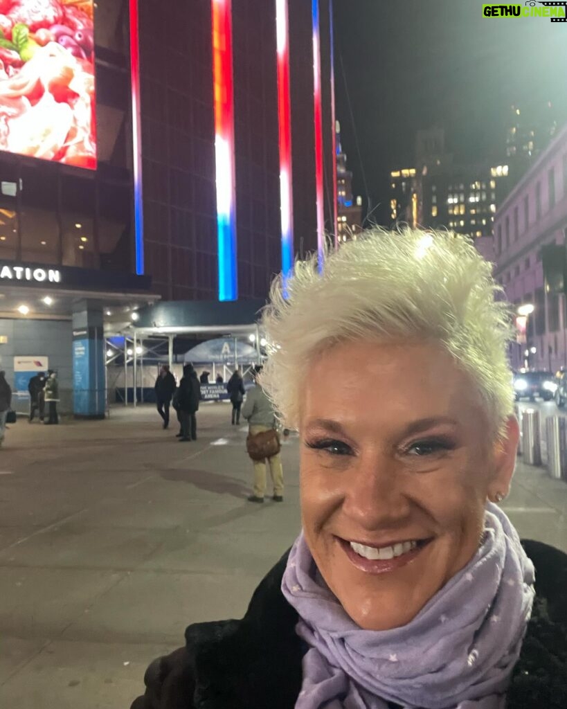 Anne Burrell Instagram - A STELLAR night @thegarden last night cheering on MY @nyrangers to another big FAT “W” thanks to @jimmyvesey26 !!! Thanks for the great pics @mfarsi!! @itsmetherealtc @sebastiancomedy @dominic.sessa #luckygirl #ilovewhatido