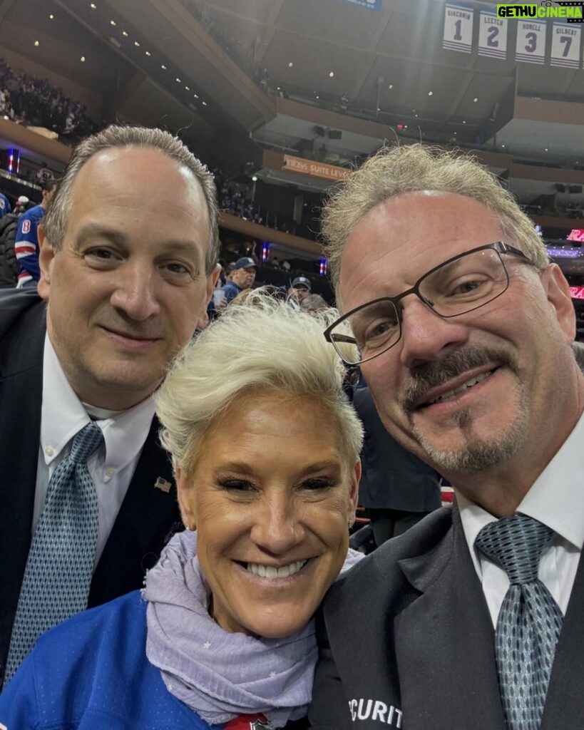 Anne Burrell Instagram - A STELLAR night @thegarden last night!!! MY @nyrangers win game 2!!! An AMAZING crew in the house!!! Thank you @mfarsi for the fantastic pics!!! #lgr #luckygirl #ilovewhatido