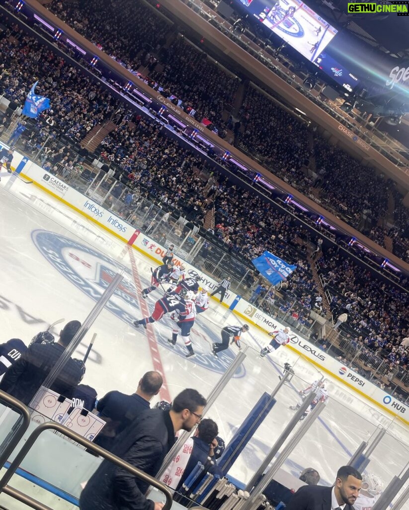 Anne Burrell Instagram - A great day for MY @nyrangers and a big fat “W”!!! I like to think I was the good luck charm!! #theclaxtons #lgr #ilovewhatido #luckygirl @nyrangers @thegarden @stuartclaxton