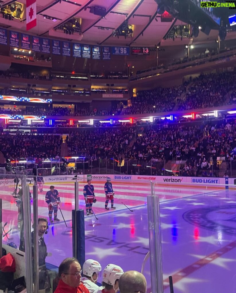 Anne Burrell Instagram - A STELLAR night @thegarden last night cheering on MY @nyrangers to another big FAT “W” thanks to @jimmyvesey26 !!! Thanks for the great pics @mfarsi!! @itsmetherealtc @sebastiancomedy @dominic.sessa #luckygirl #ilovewhatido
