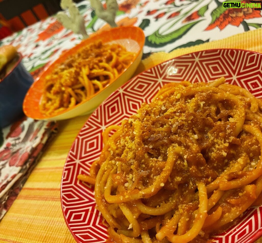 Anne Burrell Instagram - Bucatini all’ Amatricianaaaaaaaaaahhh… I LOVE to travel and have adventures, but coming home to a delicious dish of pasta, @stuartclaxton , #nuttynancycrazypants #marciamarciamarcia and some backgammon is the BEST thing EVER!!! #theclaxtons #ilovewhatido #luckygirl