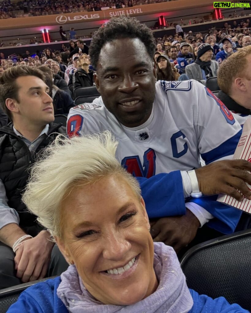 Anne Burrell Instagram - A STELLAR night @thegarden last night!!! MY @nyrangers win game 2!!! An AMAZING crew in the house!!! Thank you @mfarsi for the fantastic pics!!! #lgr #luckygirl #ilovewhatido