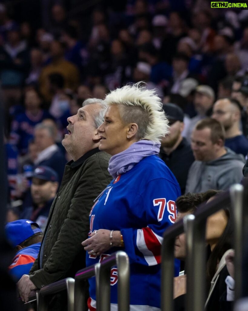 Anne Burrell Instagram - A STELLAR night @thegarden last night!!! MY @nyrangers win game 2!!! An AMAZING crew in the house!!! Thank you @mfarsi for the fantastic pics!!! #lgr #luckygirl #ilovewhatido