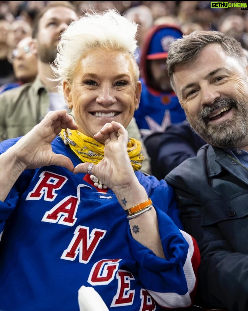 Anne Burrell Instagram - ALWAYS a fantastic time cheering on MY @nyrangers !!! #theclaxtons #ilovewhatido #luckygirl