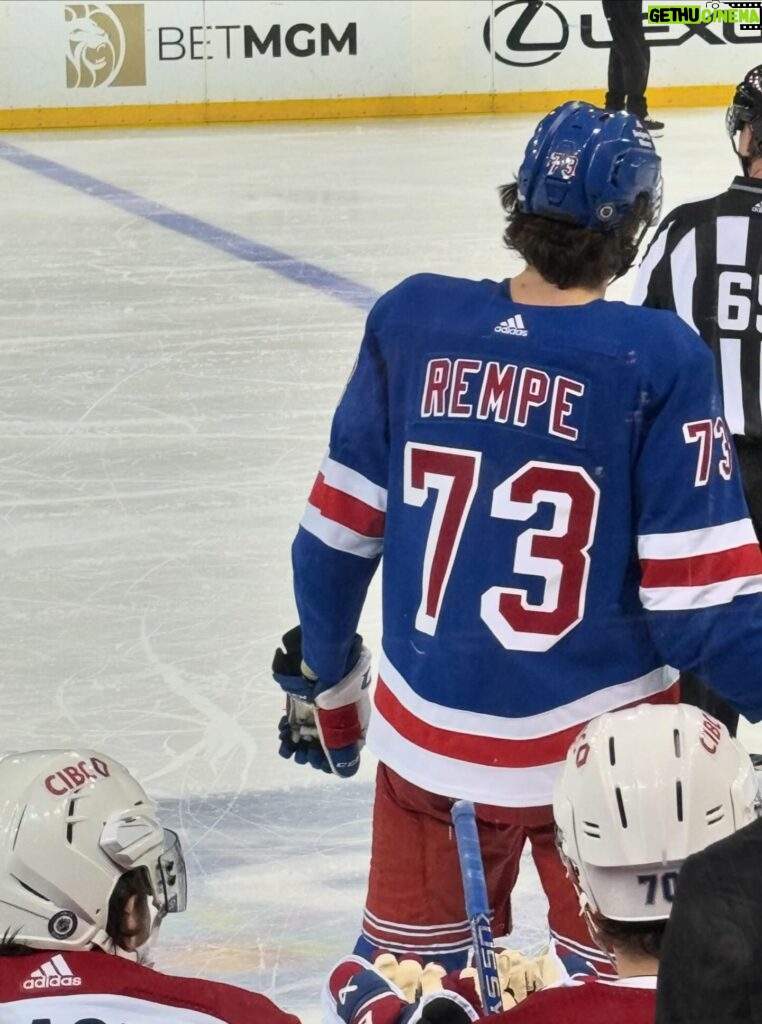 Anne Burrell Instagram - ALWAYS a fantastic time cheering on MY @nyrangers !!! #theclaxtons #ilovewhatido #luckygirl