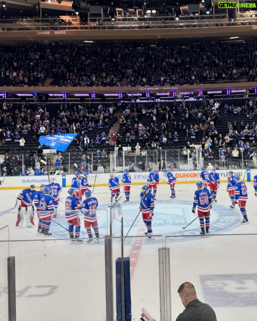 Anne Burrell Instagram - ALWAYS a fantastic time cheering on MY @nyrangers !!! #theclaxtons #ilovewhatido #luckygirl