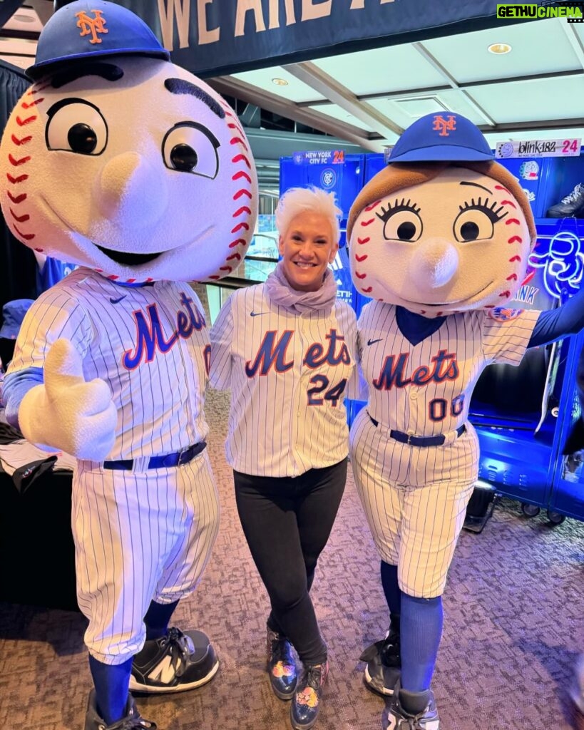 Anne Burrell Instagram - I am SUUUUUUPER psyched to announce #anneburrellsitalianeats debuting at Citi Field!!!! Check it on opening day and all summer!!! Section 102!!! Come by and check it out!!! #ilovewhatido #luckygirl