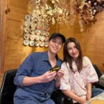 Anne Thongprasom Instagram - ขอบคุณเจ้าของร้านคาดผ้ากันน้ำนมนะคับ 👶🏻ที่เลี้ยงป้าๆลุงๆ☺️🤍 สุดทุกคำ! 🍣🤍 @momono.thailand