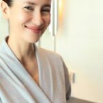Anne Thongprasom Instagram - อากาศร้อน ผิวหนังมีอาการ แพ้ แสบ แดงคัน มีผดผื่น อาจเกิดจากสารเคมีในอากาศ❗️ให้เจลอาบน้ำ และ Body cream RocsKeLew ดูแลผิวนะคะ👍🏻 #RocsKeLewเจลอาบน้ำที่ไม่ทำให้คุณผิวแห้ง สอบถาม - สั่งซื้อได้ที่ 👇 📲 แอดไลน์ไอดี @rocskelewthailand มี @ (นำหน้าด้วยนะคะ) 📞โทร 095-4695634