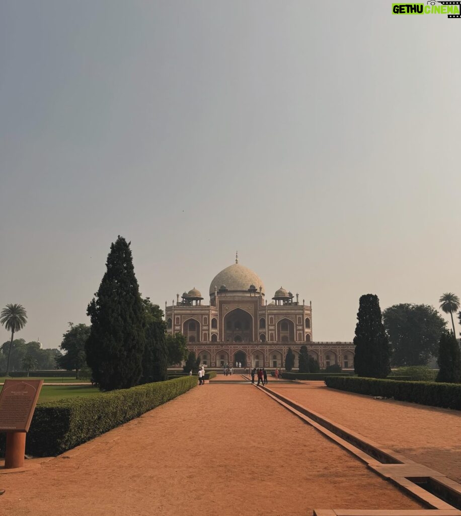Anne Watanabe Instagram - インド🇮🇳デリーでは世界遺産を巡りました✨ I toured the World Heritage Sites of India. #フマユーン廟 #クトゥブミナール